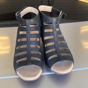 Clark Shoes size 8 Color tan and black